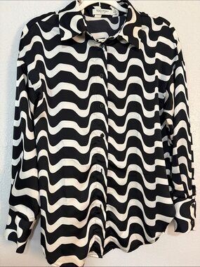 Too Foxy Black & White Wave-Print Button-Down Shirt